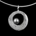 ronde-vingerafdrukhanger-met-parel